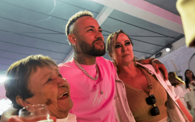 恋人💕妊娠中に😵浮気疑惑の⚽️ネイマール、家族ショットに270万いいね👍