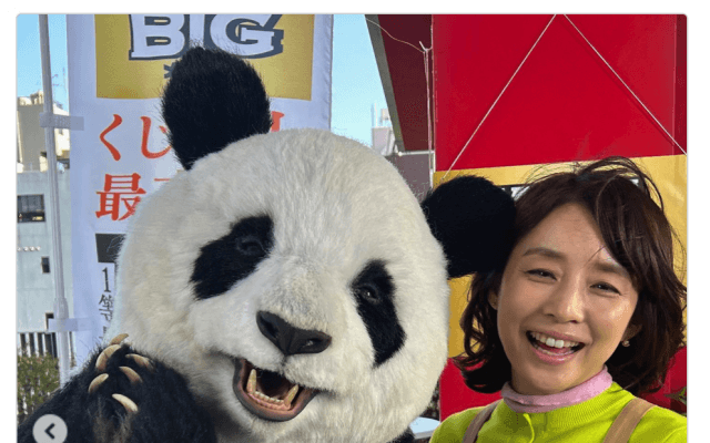 「パンダくん本物かと」「リアルな毛並み😵💦」石田ゆり子、MEGA BIG⚽️撮影オフショットに23万いいね👍