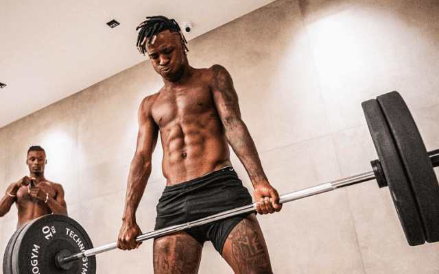 ⚽️ビニシウス、強靭な肉体＆筋トレに😵400万超いいね👍