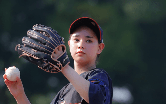 可愛すぎる❤️女子マネ⚾️侍J🇯🇵宮城大弥の妹💖弥生ちゃん、始球式のマウンドへ