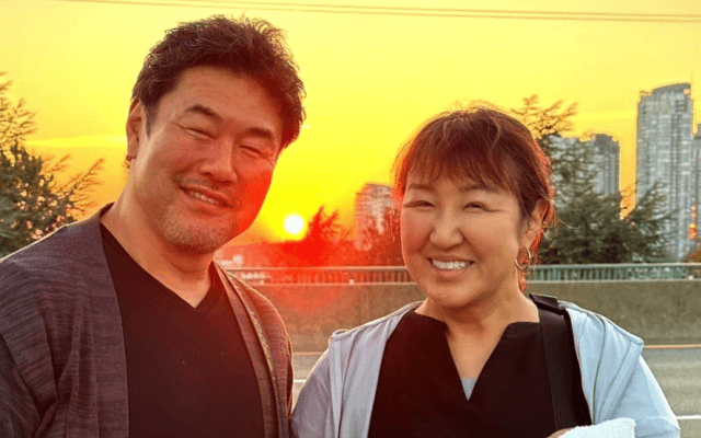 「😍素敵なジーバー✨」北斗晶、初孫👶抱え🌇夕焼け❤️夫婦ショット反響❣️