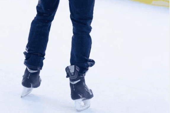 スピードスケート⛸️男子1万m、嬬恋高3年の市場椋也が14分57秒76で2冠達成🥇冬季インターハイ、氷上の熱戦🧊続く