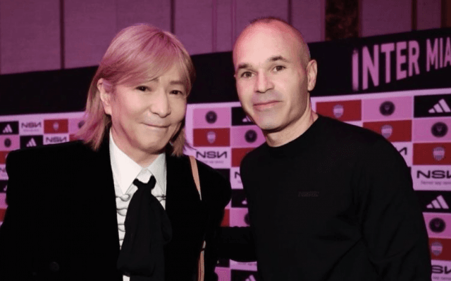 「うわーぉ⚽️😆✨」小室哲哉、イニエスタの神対応⭐️で激レア⁉️ツーショットご満悦☺️