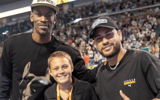 F1観戦で批判殺到⁈ネイマール、〇〇ご満悦に42万いいね