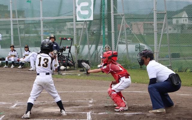 日本独自の進化を遂げた「軟式野球」、「硬式野球」とは異なる競技環境