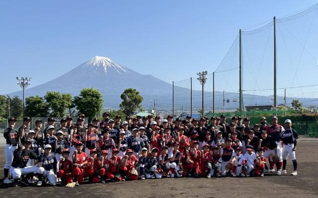 「お兄さんたちと一緒に、投げる、打つ、走る」静岡県立富士高校、小学生チームと野球イベント
