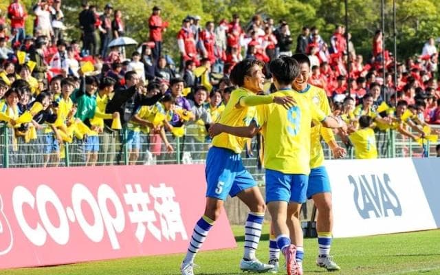 高松商業サッカー部4年ぶり25回目の全国。あの日、立てなかった場所へ──OBコーチの想い