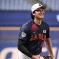 大谷翔平がグラウンドでキャッチボール！観客入り前に早々調整、前日にはスタンドにボール投げ入れるサプライズ【WBC壮行試合】