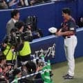 【WBC】菅野智之が高橋由伸氏と談笑　巨人の監督とエースでチームけん引