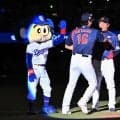 【中日】ドアラ、大谷翔平にハイタッチをスルーされる　両手広げ「やれやれ」