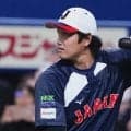 大谷翔平のフリー打撃の真後ろで…全く驚かぬ“人物”　黙々と作業、相棒には見慣れた光景