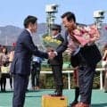 西園正調教師が引退セレモニーでファンに挨拶　１番の思い出のレース、印象に残るレースとは…