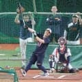 【WBC】近藤健介、大谷翔平使用バットでスイング「あんな飛距離はバットのおかげと思ってた」