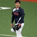 【WBC】岡本和真が鈴木誠也に“イジられ”？ながらグラウンドに登場　高橋由伸氏にもあいさつ