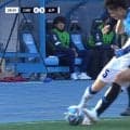 どっちのボール？タッチライン際の競り合いで“微妙”ジャッジ→副審に猛抗議でイエローカード「さすがにかわいそう」
