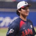 大谷翔平に困惑「デカすぎ」　侍移動中にファン発見…屈強な男たちよりも“際立つ体格”