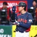 井端監督と並んで…大谷翔平に“困惑”「ナチュラル遠近法みたい」　捉えられた瞬間に騒然