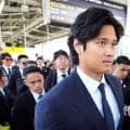 新大阪で「VIP」な大谷翔平　複数のSPが“トライアングル”…黒スーツで放つ存在感