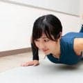 腕立て伏せの効果を高めるには…“ゆっくり”行って“胸を床スレスレまで下げる”のが大切！