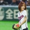 東京ドームに降臨した“747万人”美女　背中チラりのゆるふわ投球…世界的アイドルに熱狂