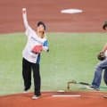 「Ｄｏ　Ａｓ　Ｉｎｆｉｎｉｔｙ」伴都美子＆大渡亮が始球式　ワンバン投球の伴「あとちょっとだった～」