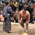 師匠の伊勢ケ浜親方から暴力行為を受けた伯乃富士は初日黒星　先場所痛めた左足を気にする場面も