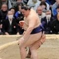 大の里がまさかの初日黒星　土俵下で呆然と一点を見つめる　若隆景を突き放せず一気に押し出される