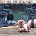 「変わった決まり手」「空気投げ」体重約2倍の225キロ巨漢を一瞬の妙技で撃破 2人同時にゴロンで館内「おぉ」どよめき