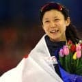 日の丸を肩にお辞儀…引退・高木美帆が表現した“敬意” ISUが注目「この先も忘れません」ラストレースで銅