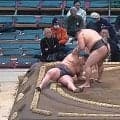 一体、何が起こった？ 突如崩れ落ちる力士に館内ざわめき「大丈夫？」「こわいな」