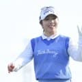 羽全開のクジャクを背にドライバーショット 仰天の佐久間朱莉は「きれいだけど怖かった」