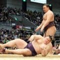霧島　５勝目！首位並ぶ　払うように上手投げ決める「まった、と思ったけれど」　大関復帰へ思い出した師の言葉「今までより緊張しなくなった」