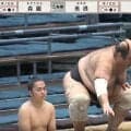 38場所連続負け越しのベテラン力士、“超スロー寄り倒し”で初日「バイソンの突進」ファン歓喜も心配の声「跛引いてるな」「痛めたか」