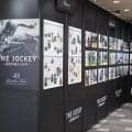 阪神競馬場で記念展示「ＴＨＥ　ＪＯＣＫＥＹ～武豊が魅せた４０年～」がスタート　さっそく人だかり