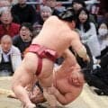 波乱の春場所、中日も大荒れ　横綱、２大関総崩れ　豊昇龍は痛恨２敗目　大栄翔に土俵際ではたき込まれる　安青錦は３連敗、琴桜も平戸海に苦杯　１敗は霧島ら４人