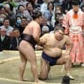 高安、関脇同士の１敗対決に敗れて１差に後退「明日また頑張ります」