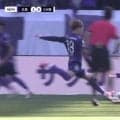 「ゴラッソ過ぎる」元日本代表GKも呆然！超強烈ブレ球無回転ミドル炸裂「理不尽ゴール」「こういう強引なのがいいのよ」
