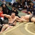 幕下の可貴が腰を強打、救急車で病院に運ばれた　序ノ口デビューから５場所目で初の負け越し