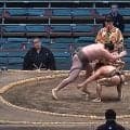 「何だこの動き」「感動した」62キロ力士、体重2倍差を翻弄 “一瞬の妙技”で制す 4場所ぶり勝ち越し