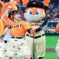 スカートひらり…豪快足上げに「世界一の天使」　巨人ユニで降臨、美女にネット騒然