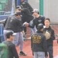 侍ジャパン戦友が熱いグータッチ　ＷＢＣ組３人衆がロッテ種市と談笑　坂本とは韓国戦でバッテリー
