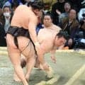 霧島が１敗死守して単独トップ　豪ノ山との直接対戦制す　優勝すれば大関復帰の可能性も