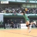 さすがにそれは拾えない…女子バレー、揺れて落ちるサーブが引き起こした“珍場面” 目の前にいた味方選手に