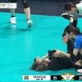 女子バレー、監督と選手が激突して場内騒然… レジェンドが強烈タックルで転倒するアクシデントに全選手が心配
