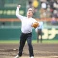 全盲の河合スポーツ庁長官が始球式　ワンバウンドで捕手のミットへ　場内から大きな拍手　球審の「プレーボール！」の声を頼りに