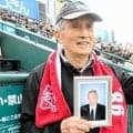 75年ぶりの甲子園　長崎西の86歳卒業生が先輩の遺影を持って声援