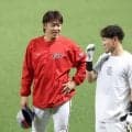広島　ＷＢＣ戦士・小園がチーム合流　共闘したソフトＢ・牧原と交流も　試合前には“お茶たてポーズ”をサービス