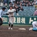 山梨学院・菰田陽生にアクシデント…一塁守備時に走者とこう錯、グラウンドでうずくまる【センバツ】