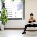 ワイドスクワットを続けると女性の体はどう変わる？脚痩せ・むくみ改善の効果