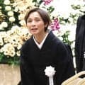 【元大関・若嶋津さん通夜】喪主のみづえさん、弔問客４００人にあいさつ　祭壇は花であしらわれた「土俵」 戒名は「輝生院法桓誠雄賢德善士」…１５日に死去、享年６９
